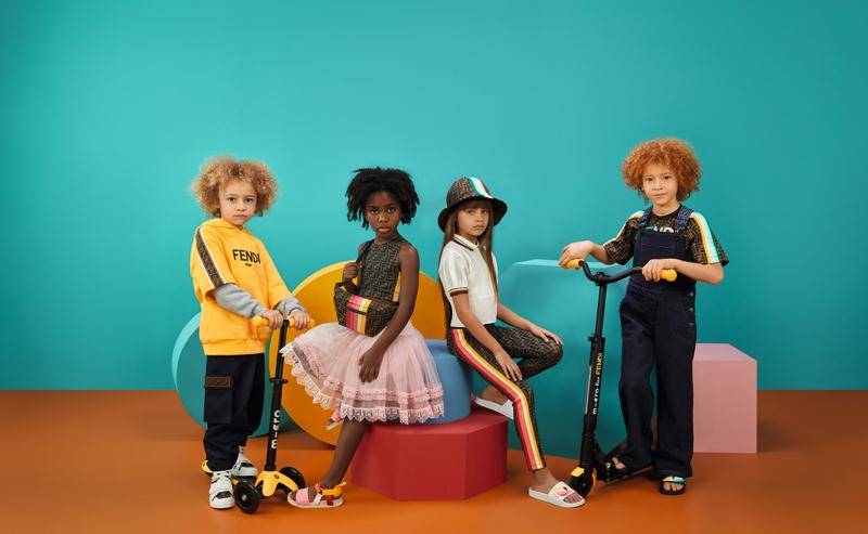 已成为fendi童装系列标志的多色彩虹条纹细节推出了新色彩:从男童装
