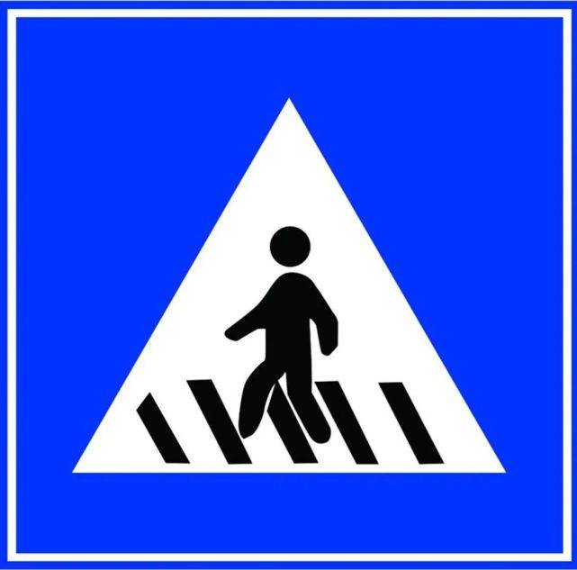 左侧通行标志是线条方向向左,而右侧通行标志则是线条向右.