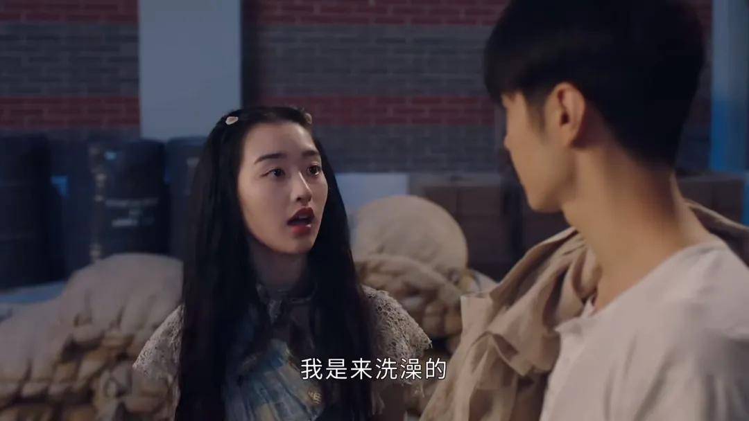 她与白玉书之间便有了固定的午间约会:白玉书喂鱼,小鱼吃食↓一个是