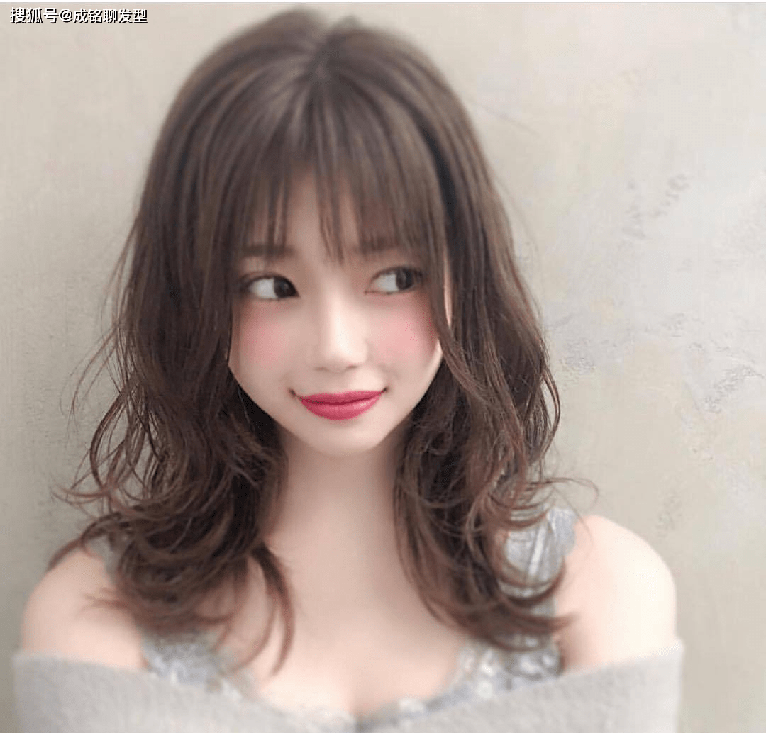 原创10款适合圆脸的中卷发,软弹柔卷时尚减龄,空气刘海显小又瘦脸