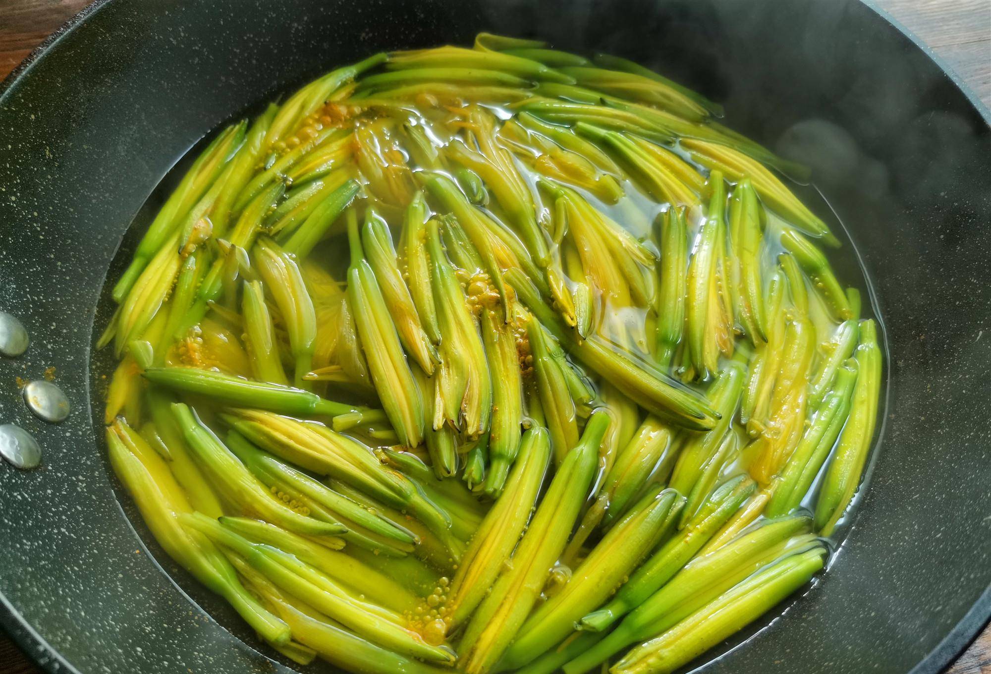 夏季吃新鲜黄花菜,这些小常识要知道,吃出营养,吃的健康_食用