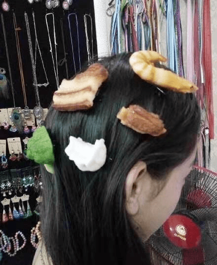 搞笑图片:女生长发上的饰品真奇怪,看着都有食欲了