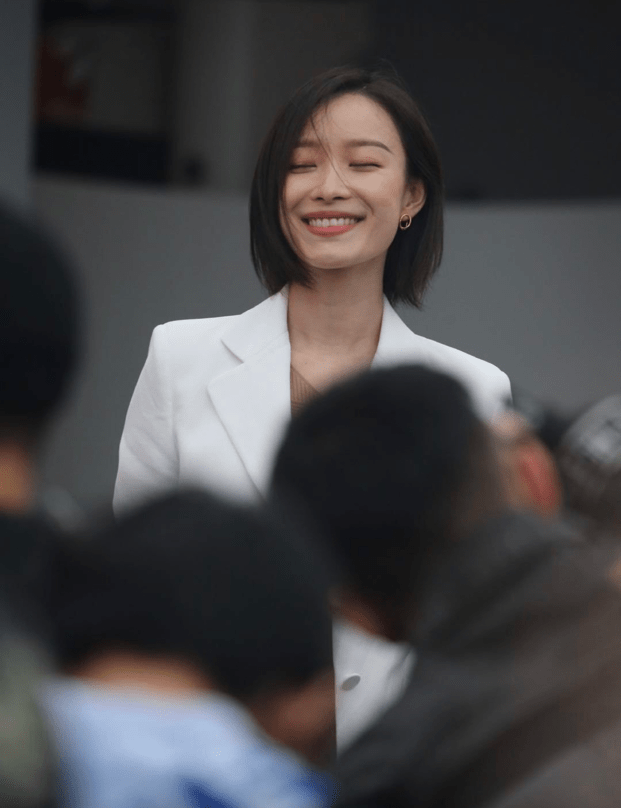 倪妮红唇短发气质绝,白色西装秀出好身材,网友:生图杀手