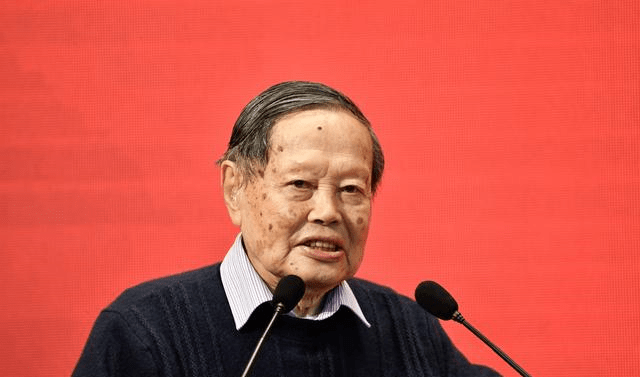 杨振宁是全球顶级的科学家,他到底有哪些伟大成就?