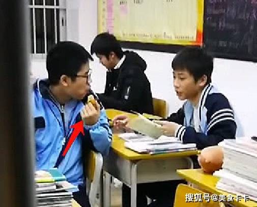 学生上课"开小差",被窗外的班主任看到,学生回头,笑了