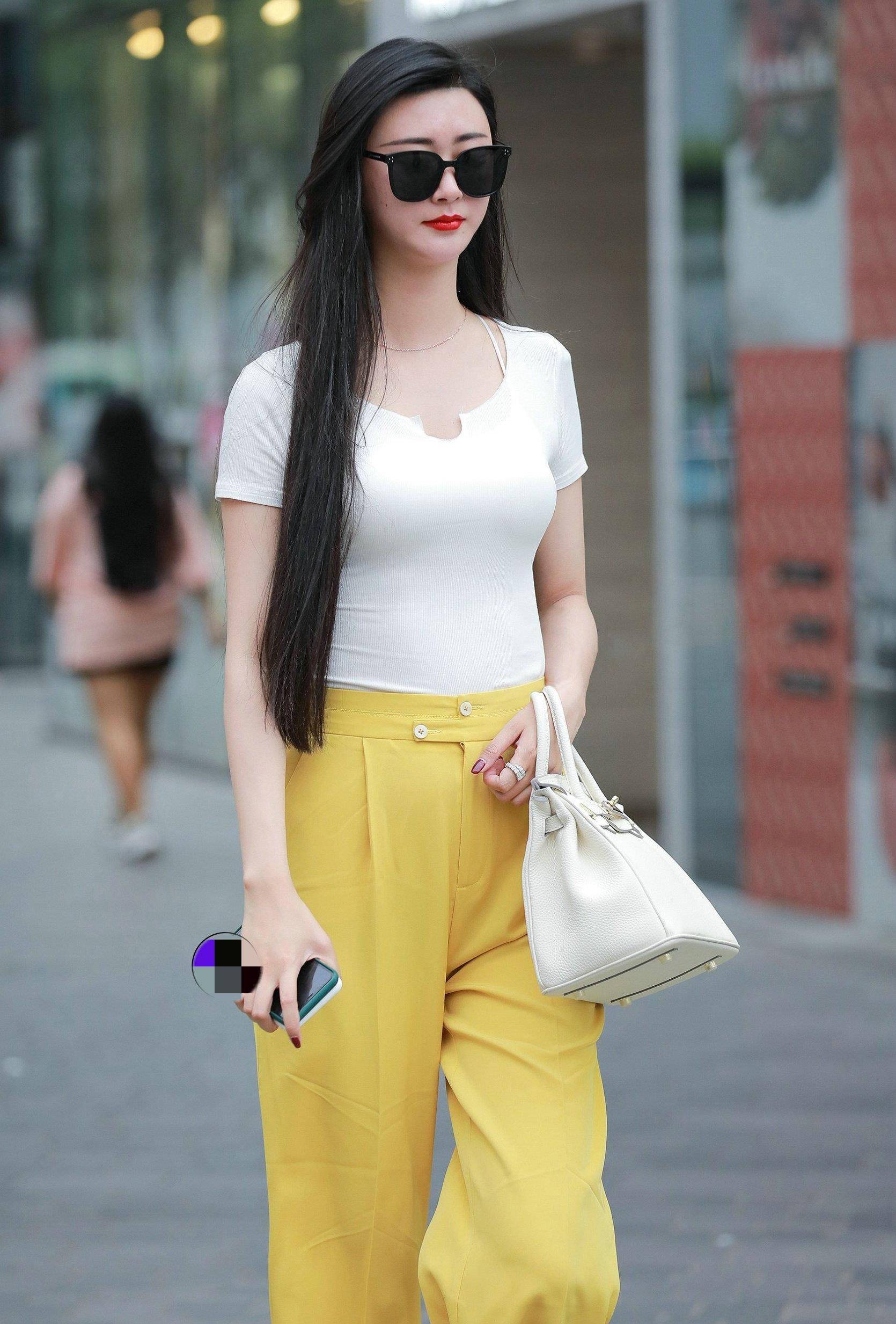 时尚街拍:皮肤较白的女生穿鹅黄色,还能体现女生甜美的气质