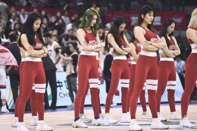 cba最美篮球宝贝,就是易建联与其合影,也有些害羞双手背后_黄逸辉