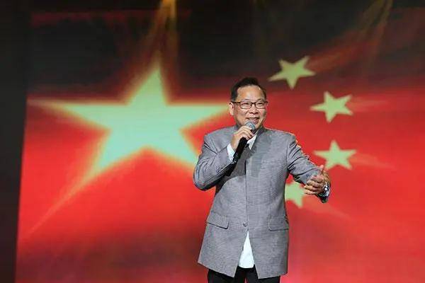 张明敏:首位上春晚的香港歌手,年逾花甲头发花白,爱国