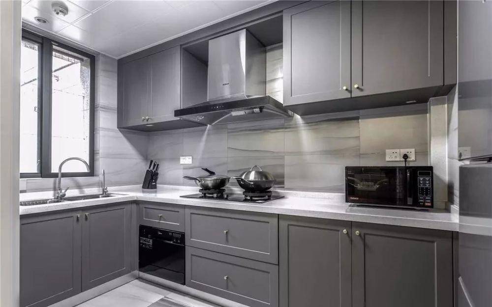 高级灰橱柜是简约厨房中另一种常见的色系,更具优雅,大气之风,它更是