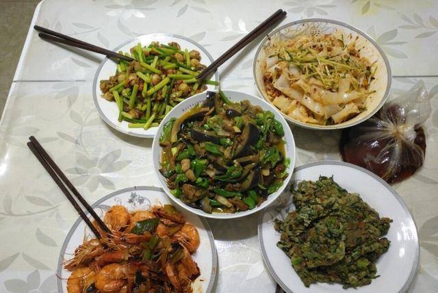 原创舅妈做的普通农家菜,国外回来的表妹看到直言比牛排还好吃