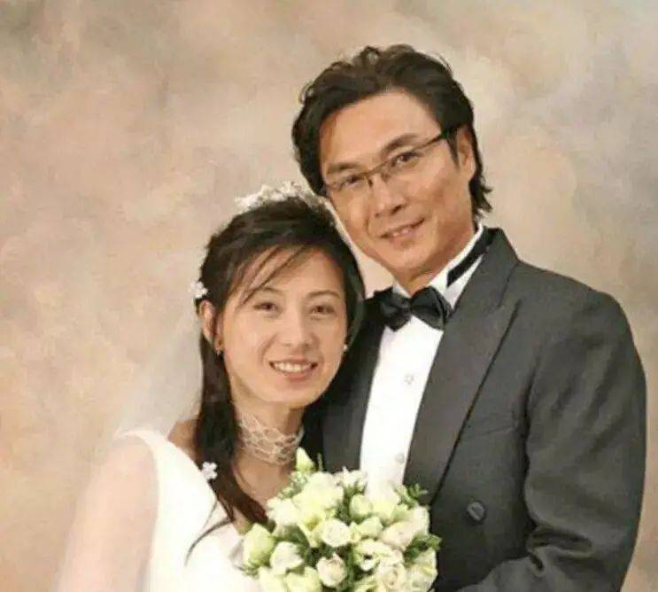 71岁刘松仁出行不便,请友人为妈妈扫墓,曾被曝中风身体堪忧?