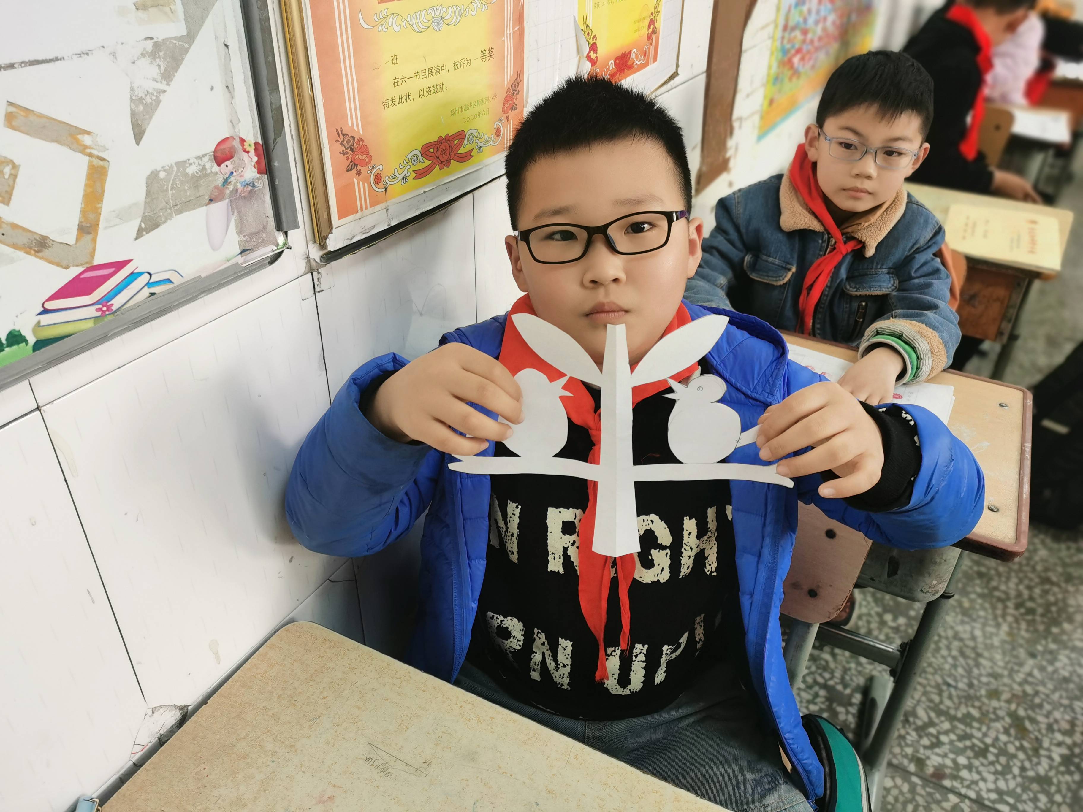 学习路上我能行-三年级开展轴对称图形剪纸作品展