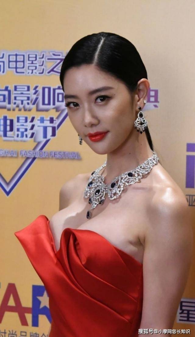 像李成敏这款红色抹胸裙,采用了紧身的版型设计,极好的勾勒出凹凸有