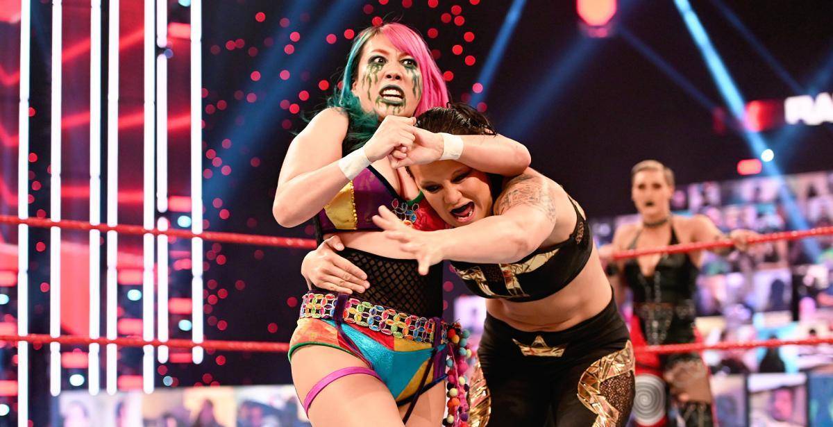 原创wwe raw:米兹涂鸦百万豪车,麦金泰尔力压国王,莱斯利痛扁手下