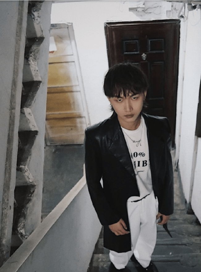 fly晒自拍照,烟熏妆配上狼尾简直炸了!文案太"非主流"