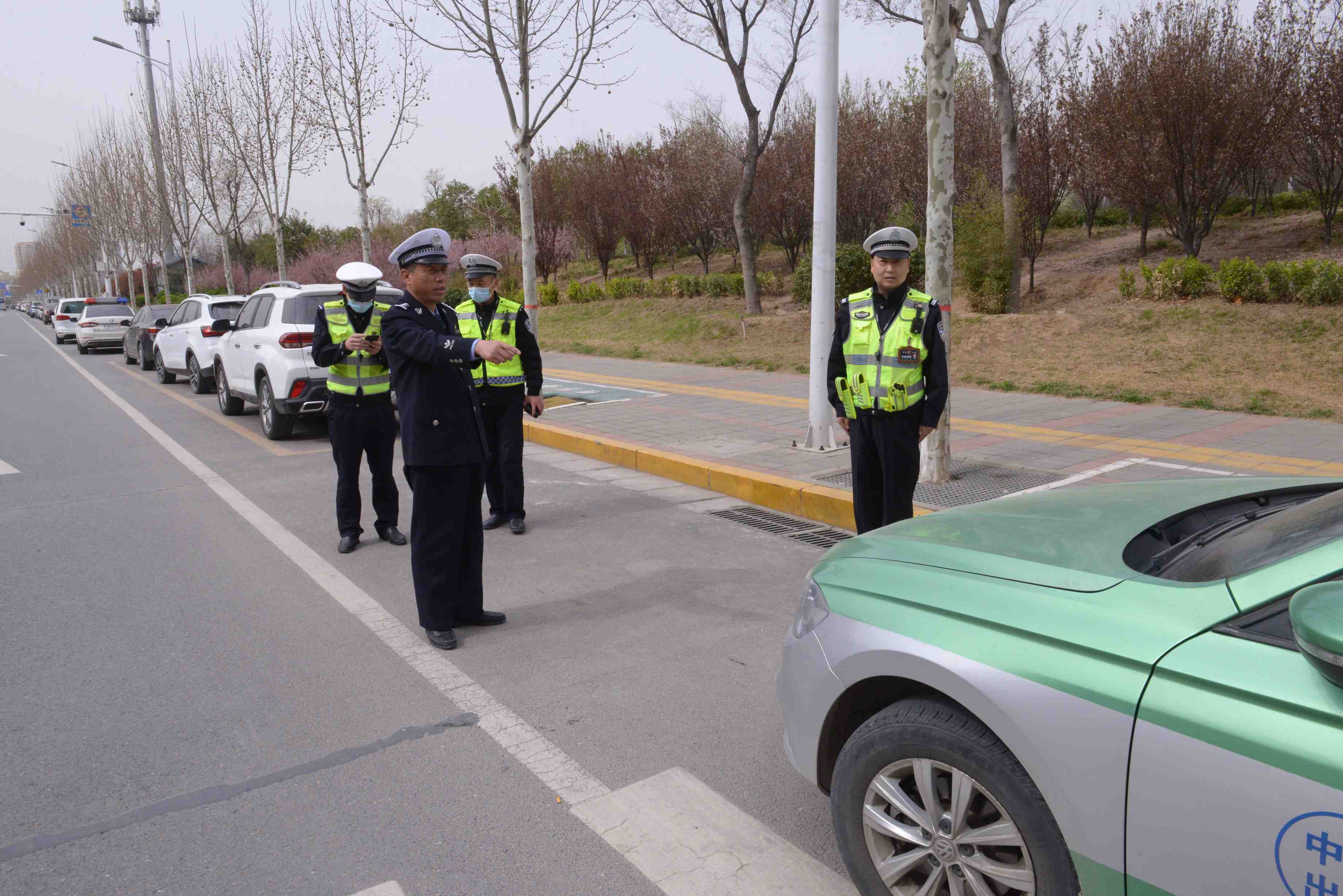 中牟县公安局交警大队长陈奉军用青春年华流淌着城市交通安全地篇章