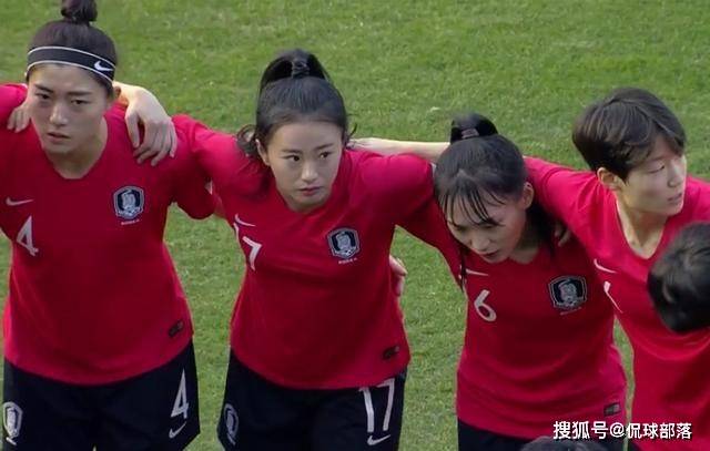 1-0!中国女足大爆发,中场大将破门,打懵韩国队,全队拥抱庆祝