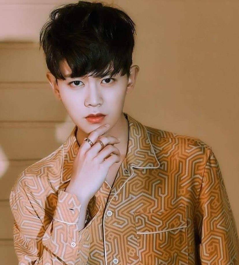 如今娱乐圈的男明星,长相俊秀的一抓一大把,许多网友都在"背后"吐槽