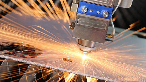 3,光纤激光切割机如果切割速度过快,会导致钢板无法切透,引起火花