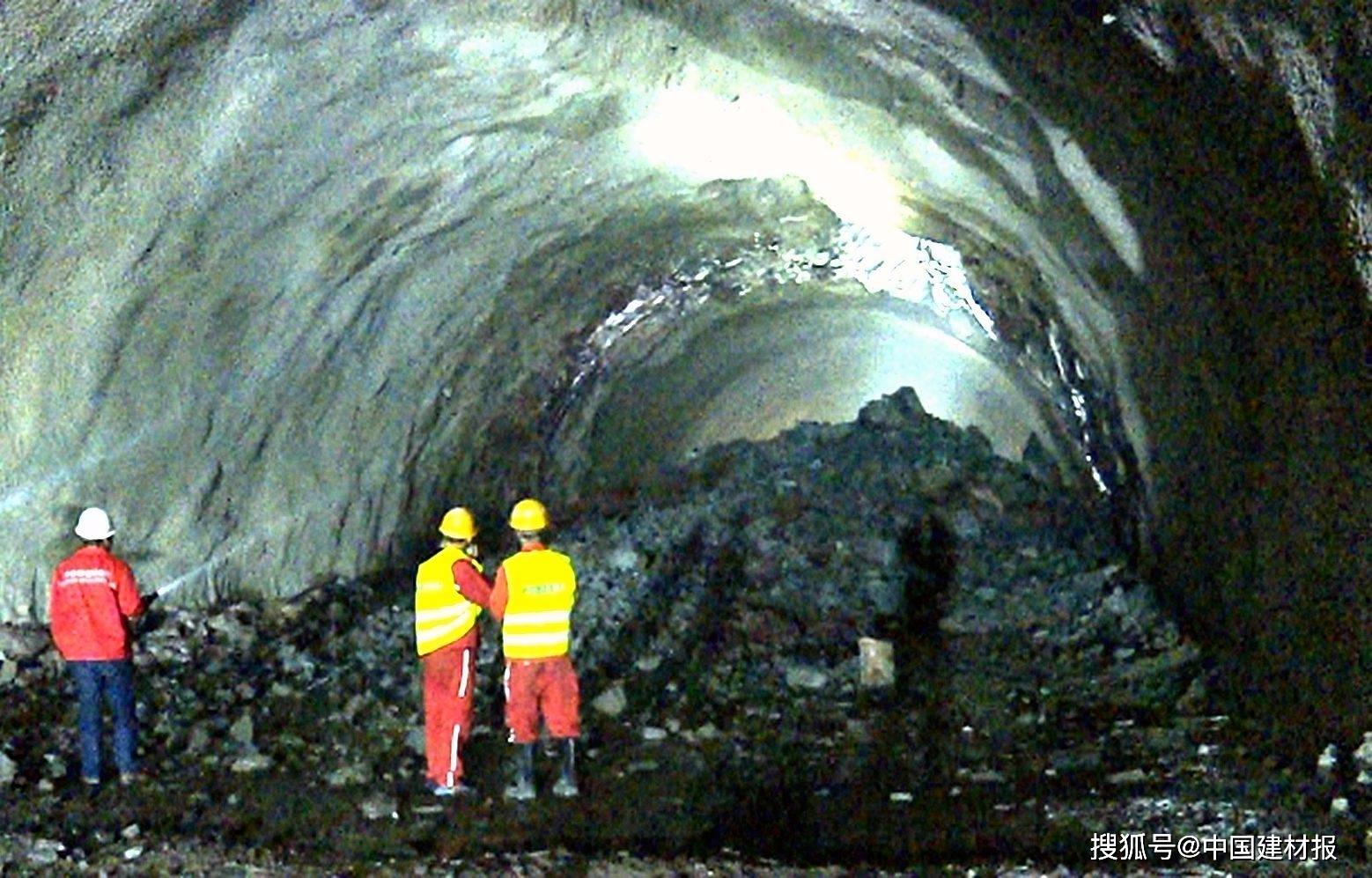 郑万高铁湖北兴山段隧道全线贯通