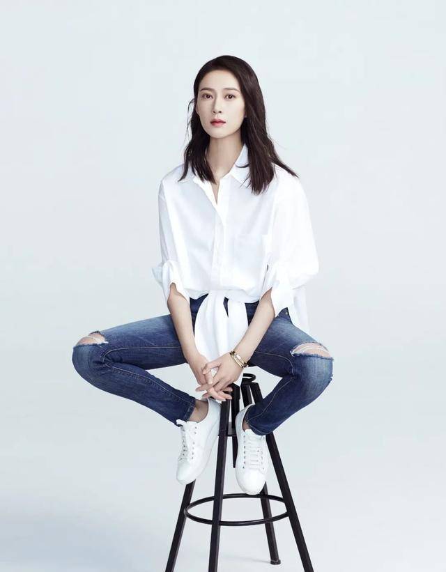 《赘婿》最美丈母娘才38岁!剧外穿露脐装配牛仔裤,身材不输宋轶
