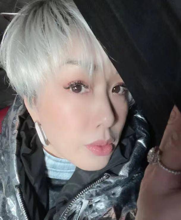 50岁钟丽缇换新发型!剪超短发染白发太作妖了,高调秀鸽子蛋钻戒