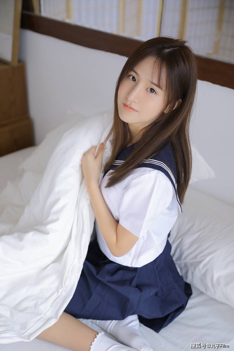 性感美女时尚写真:清纯校服学生妹可爱脸蛋,甜美迷人!