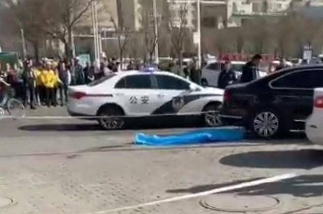 两女子酒吧找"少爷,与男子发生冲突,在大街约架三刀捅死男子
