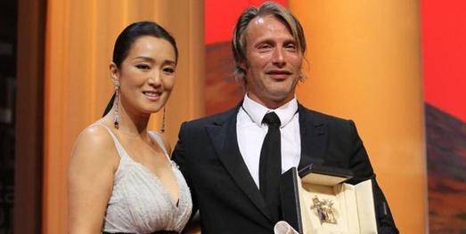 巩俐近照曝光!穿紧身露背裙大秀身材曲线,55岁了后背肌肉好发达