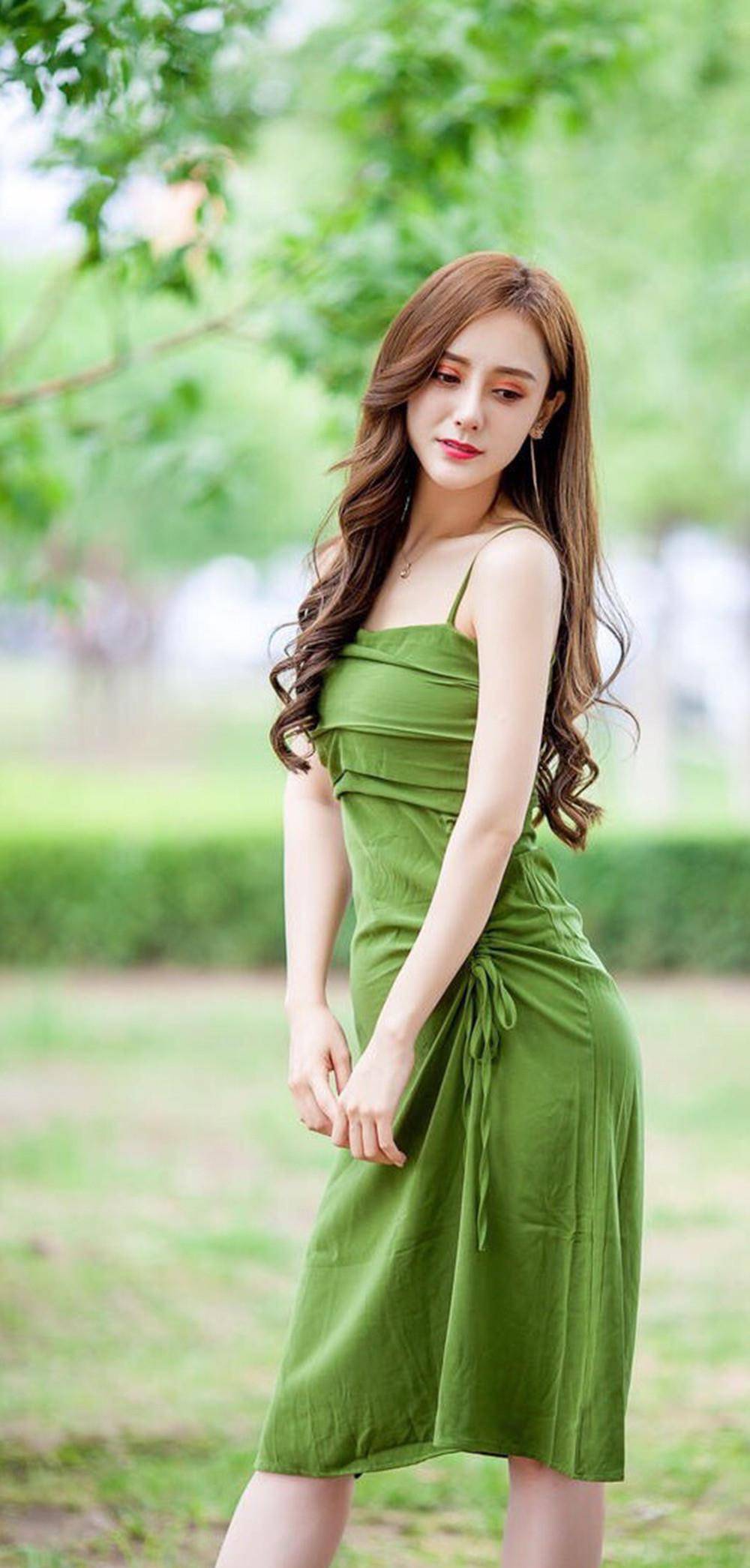 绿色吊带连衣裙,尽显时髦和优雅,很是减龄