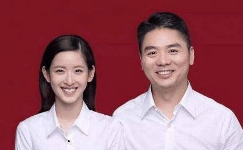 而刘强东和章泽天也不例外,虽然从容貌看二人更像隔辈人,但是从表情