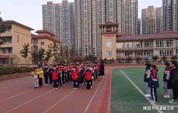 三门峡东方剑桥学校小学部召开班主任经验交流会