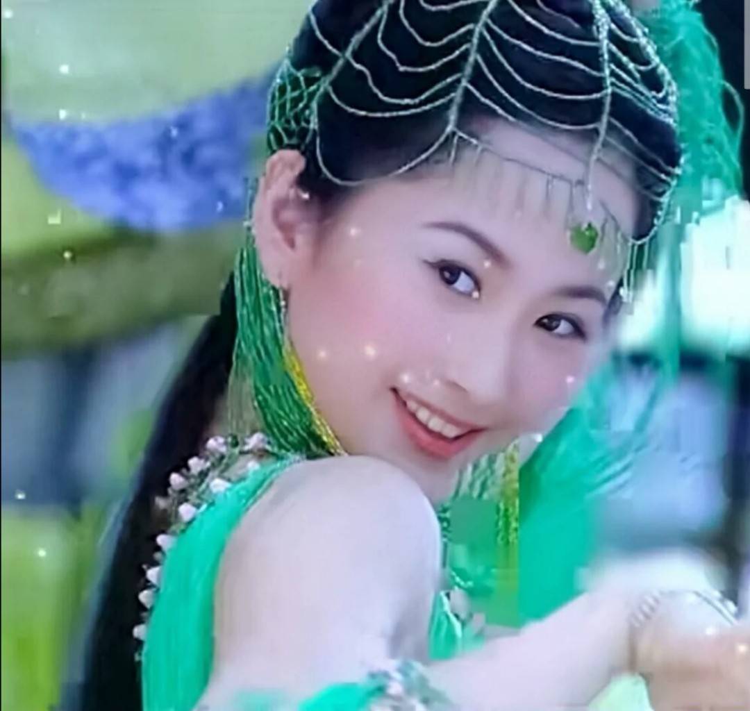 "曹艳"饰演的为"六公主蓝儿,她长相清秀,才华横溢,但有点胆小,做什么