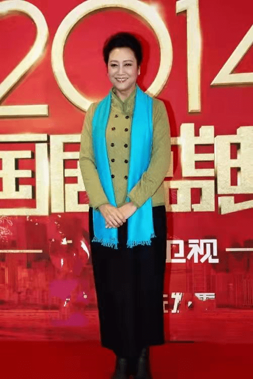 66岁王丽云晒美照!化好淡妆对镜自拍,花衬衫叠穿比年轻人还时髦