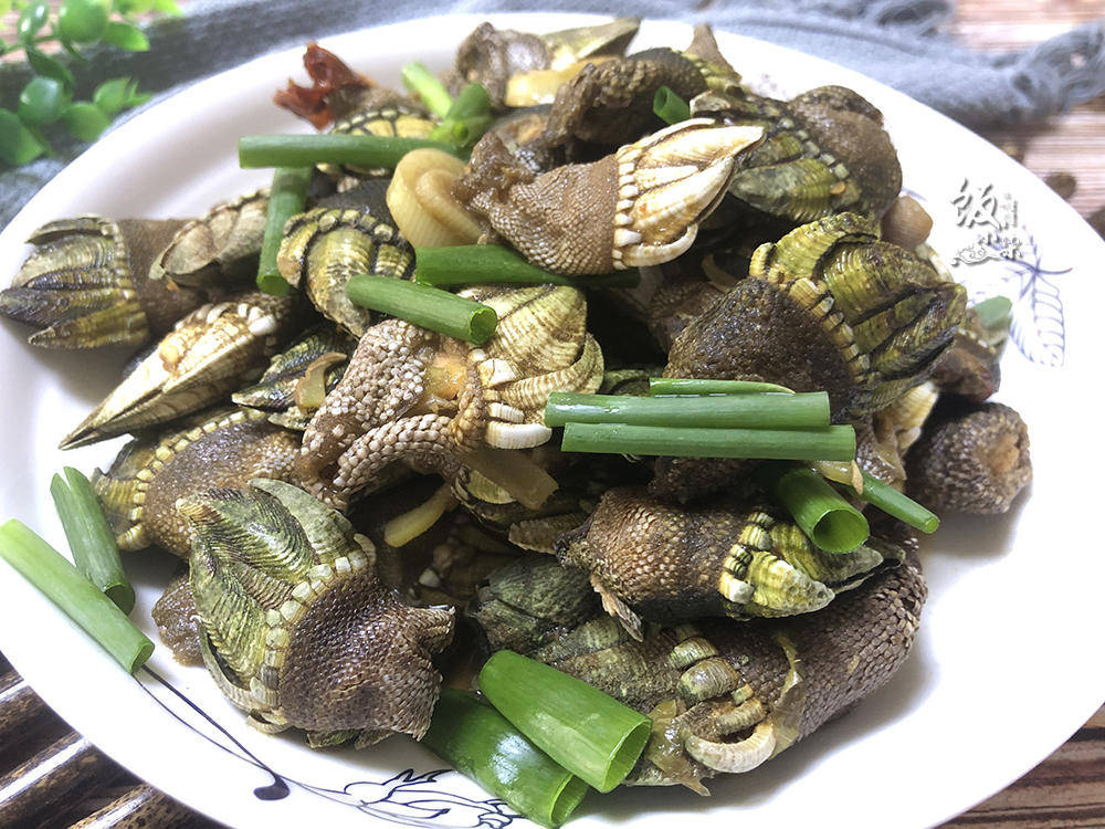 藤壶里面的肉很鲜嫩鲜甜,吃的时候用牙齿咬开,然后用手把软的外皮剥开