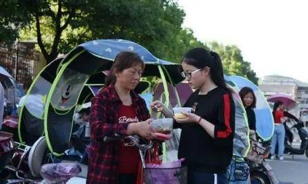 原创毛坦厂"陪读妈妈"能有多拼?抛弃年薪20万工作,化身"外卖"员