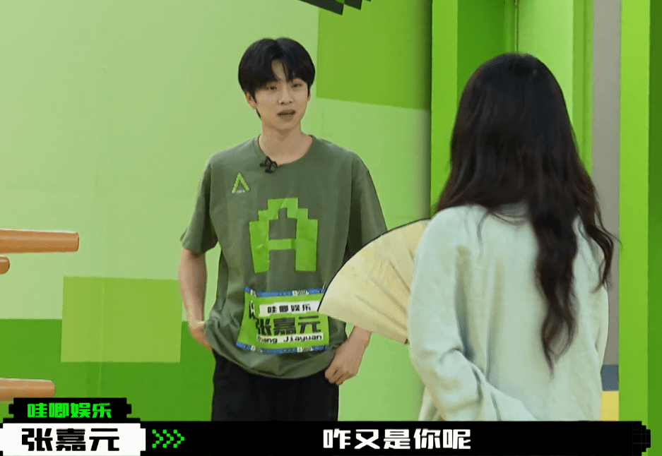 同是助演学姐,毛晓彤被捧成"公主",刘些宁惨被叫"大姐"_张嘉元