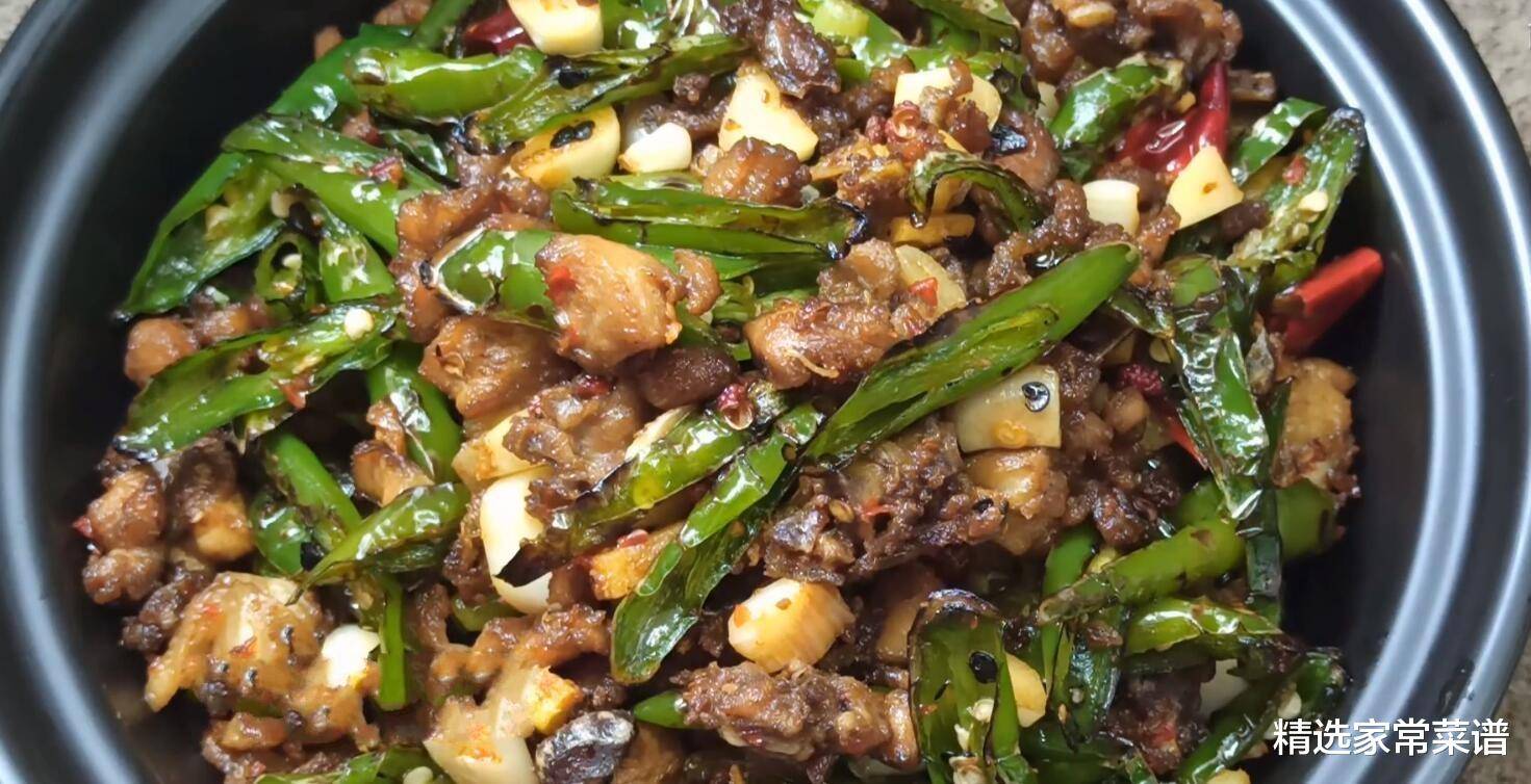 教你做家常尖椒炒鸡,鸡肉鲜嫩香辣入味,一大盘也不够吃