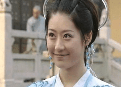 她18岁出演《少林足球,如今周星驰头发花白,而她却美得像27岁_李卉