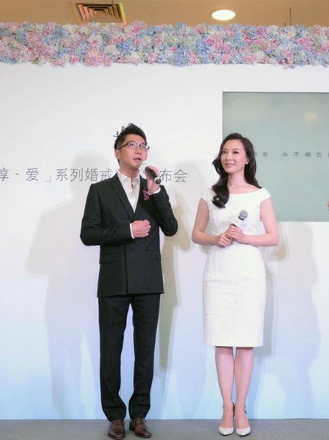 陈数罕见携夫出席活动,穿紧身白裙成熟知性,获老公揽腰真幸福
