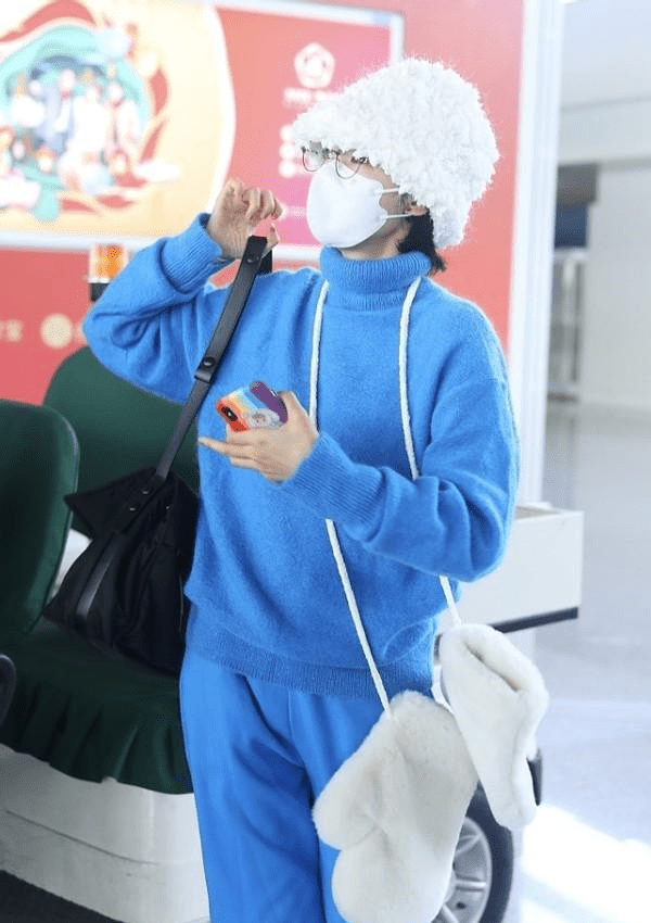 郁可唯变身蓝朋友还挺可爱的,套装搭配很清新,白色帽子太抢镜_蓝色