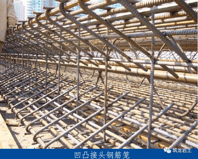 钢筋笼采用180t及130t两个吊车同时起吊,一台主吊,一台副吊.