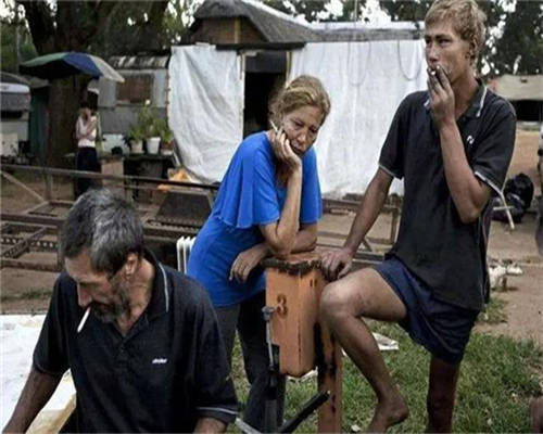 常听说的美国"红脖子"白人,其实比黑人还惨,曾被强制绝育53年