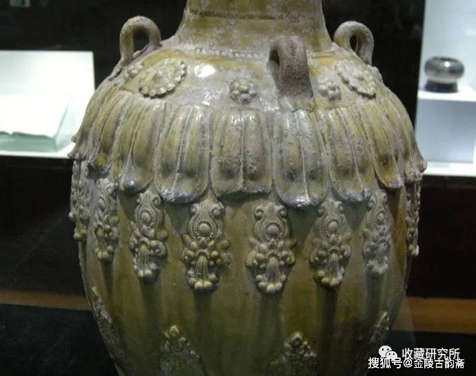 北齐青瓷莲花尊,高度59厘米,1982年山东淄博淄川区北朝晚期墓葬出土