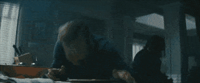 荷枪实弹,趁着夜里闯入哈奇的家,可姜还是老的辣,哈奇居然用棒球棒,厨