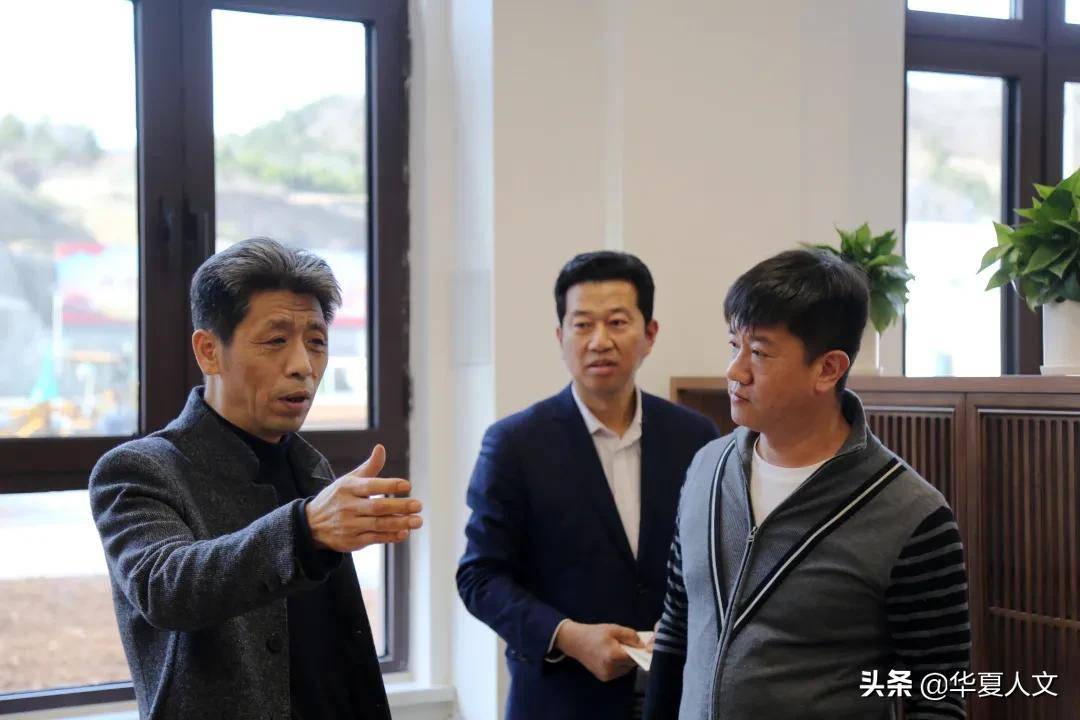 在华夏学校徐长卓董事长,李显峰校长的陪同下,蹇书记一行参观了"华夏