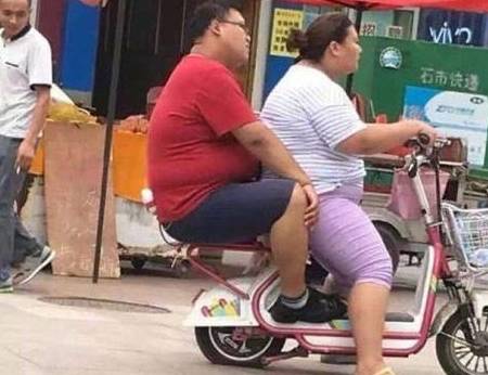 搞笑图片幽默段子笑话:兄弟,你这个电动车质量真好