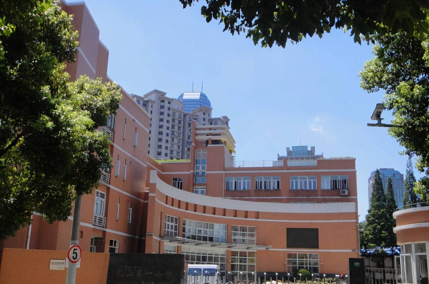 化办学的实验学校, 是长宁区唯一的上海市外语类及外语特色联盟校成员
