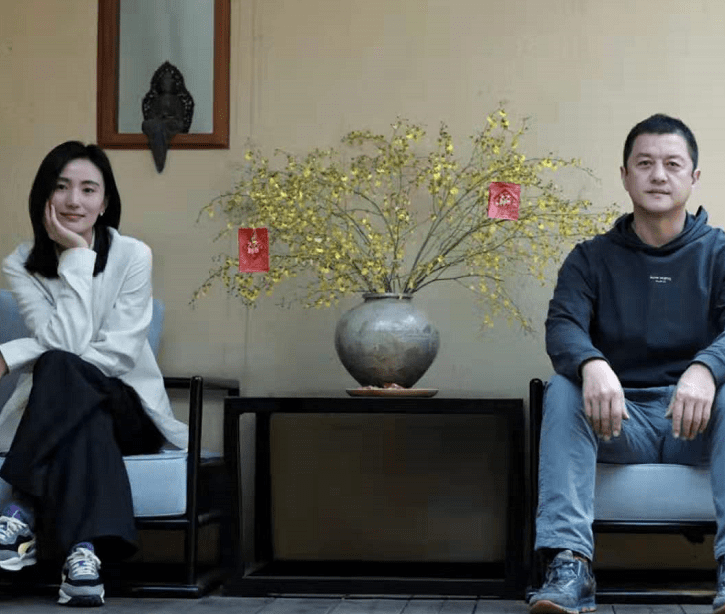 李亚鹏懒理欠债4千万,携女友开2百万豪车出街,长腿瞩目白到发光_金喜