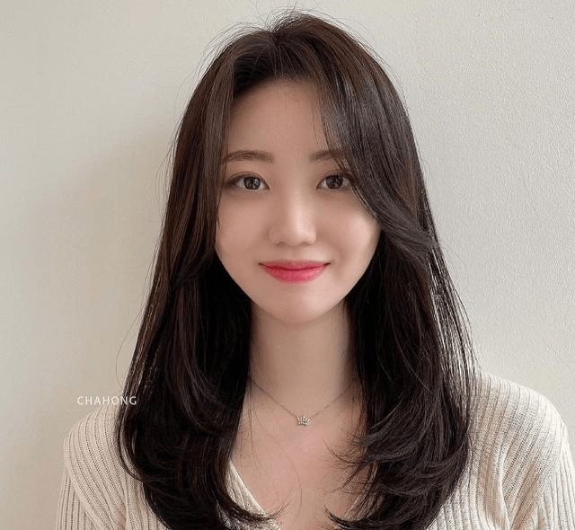 女发别再烫满头小卷发了,太老气,现在流行这几种显年轻的发型